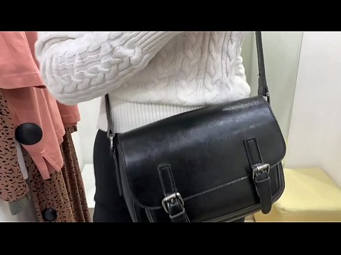 ❤️ Masturbasi umum tina jalang ngora FeralBerry sareng dildo di kamar pas ❌ video bangsat di urang ❤