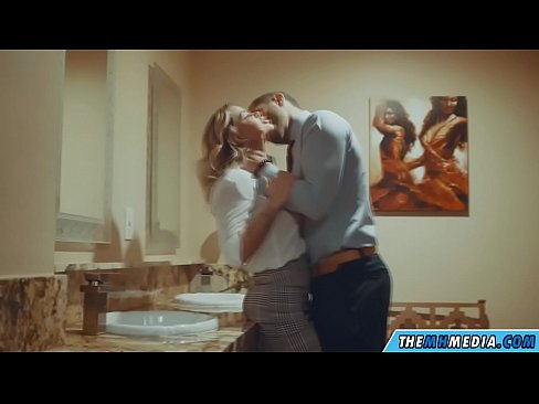 ❤️ Nalika pirang busty seduces anjeun dina restroom umum ❌ video bangsat di urang ❤